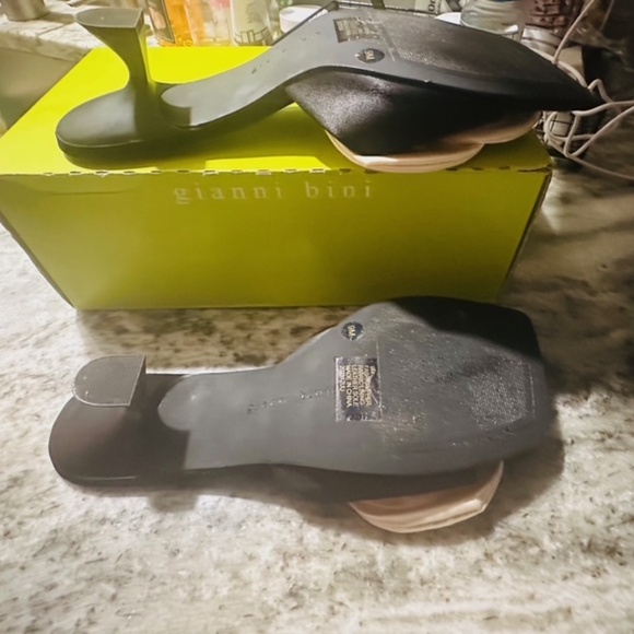 Gianni Bini Brand New Black Pumps with BIG White Bow - Size 9 M - Picture 3 of 11